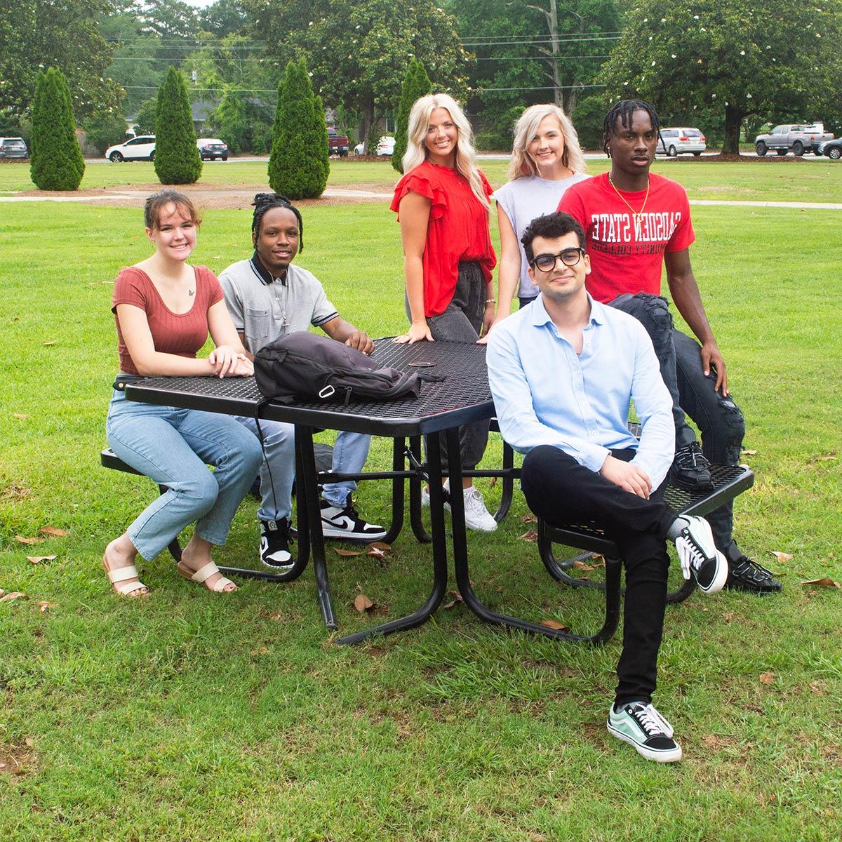 Students outside of Inzer Hall